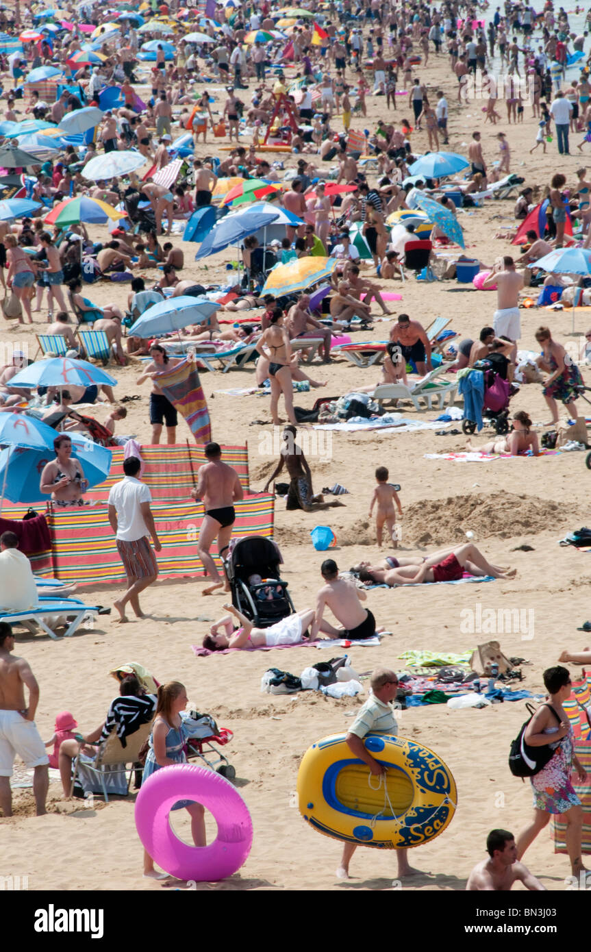 Un affollato Margate Beach su una calda estate weekend, Inghilterra Foto Stock