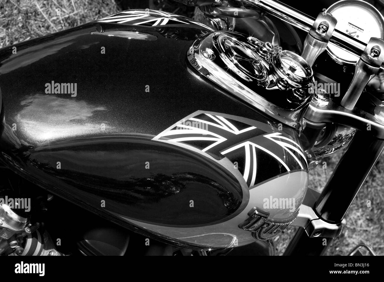 Un abstract immaginare del serbatoio del carburante su una Triumph Motor Bike in bianco e nero Foto Stock