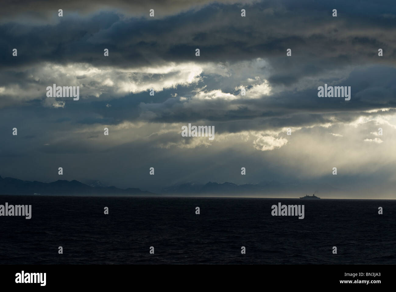 Silhouette di nave sul nebbioso giorno, Georgia del Sud Foto Stock