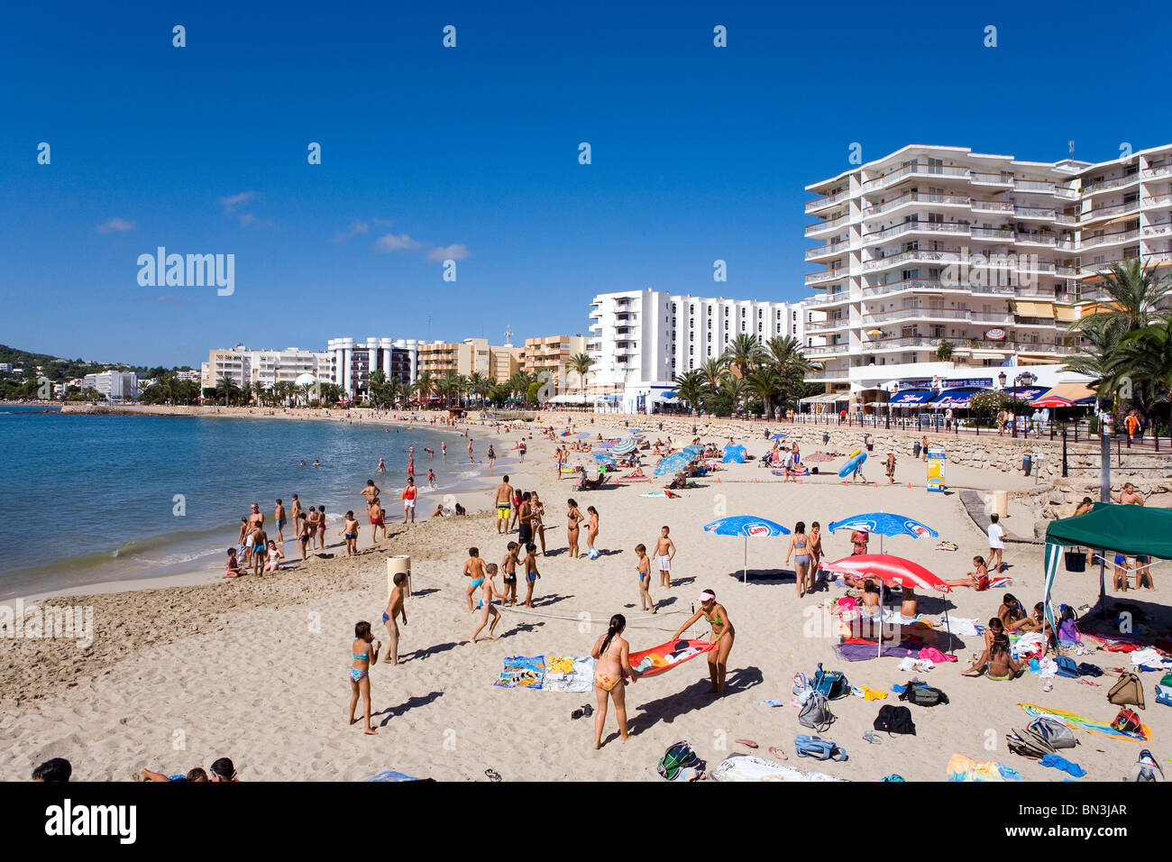 I turisti sulla spiaggia di Santa Eulària des Riu, Ibiza, Spagna, vista in elevazione Foto Stock