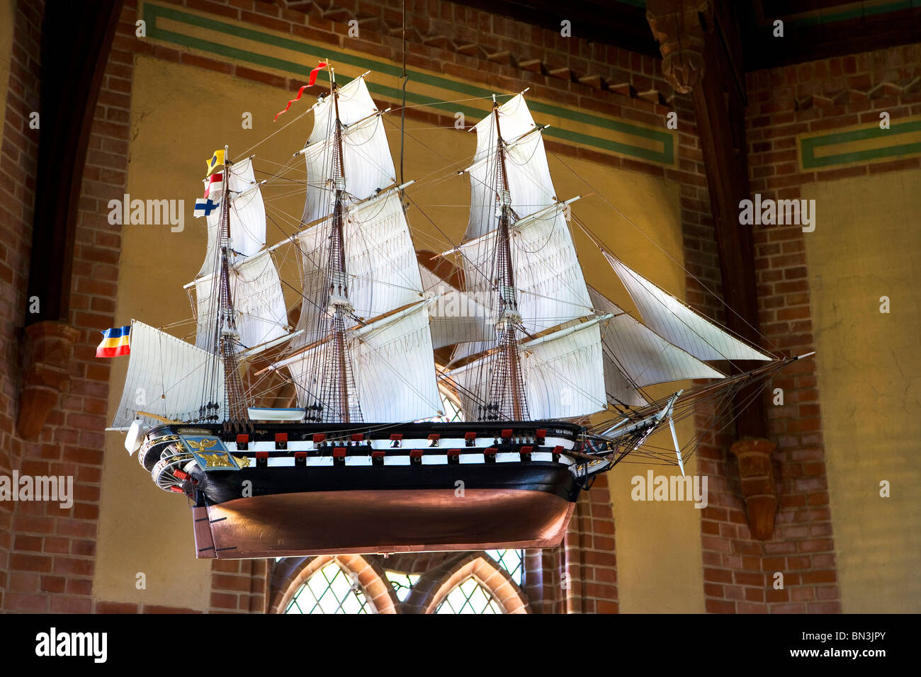 Modello di una nave in una chiesa, Wustrow, Germania, a basso angolo di visione Foto Stock