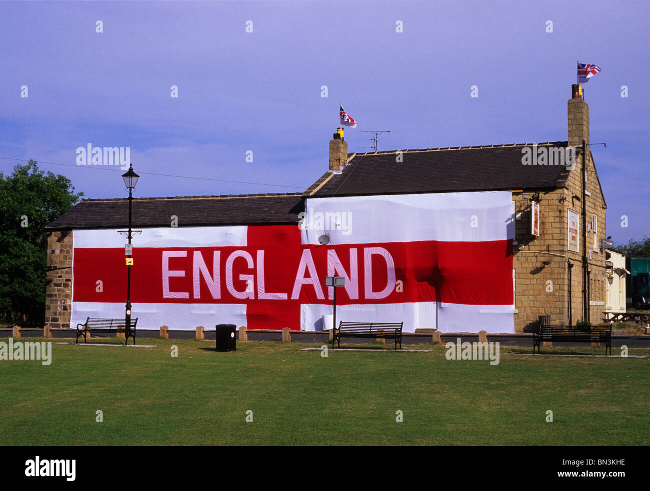 Giant St George Inghilterra bandiera che copre il Cricketers Arms public house Leeds Yorkshire Regno Unito Foto Stock