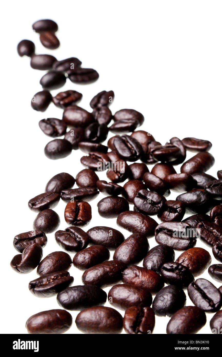 I chicchi di caffè isolato su sfondo bianco Foto Stock