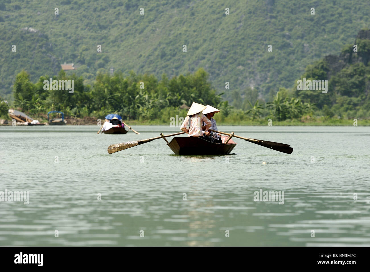 Barche a remi sul Fiume Perfume (Song Huong), Vietnam Foto Stock