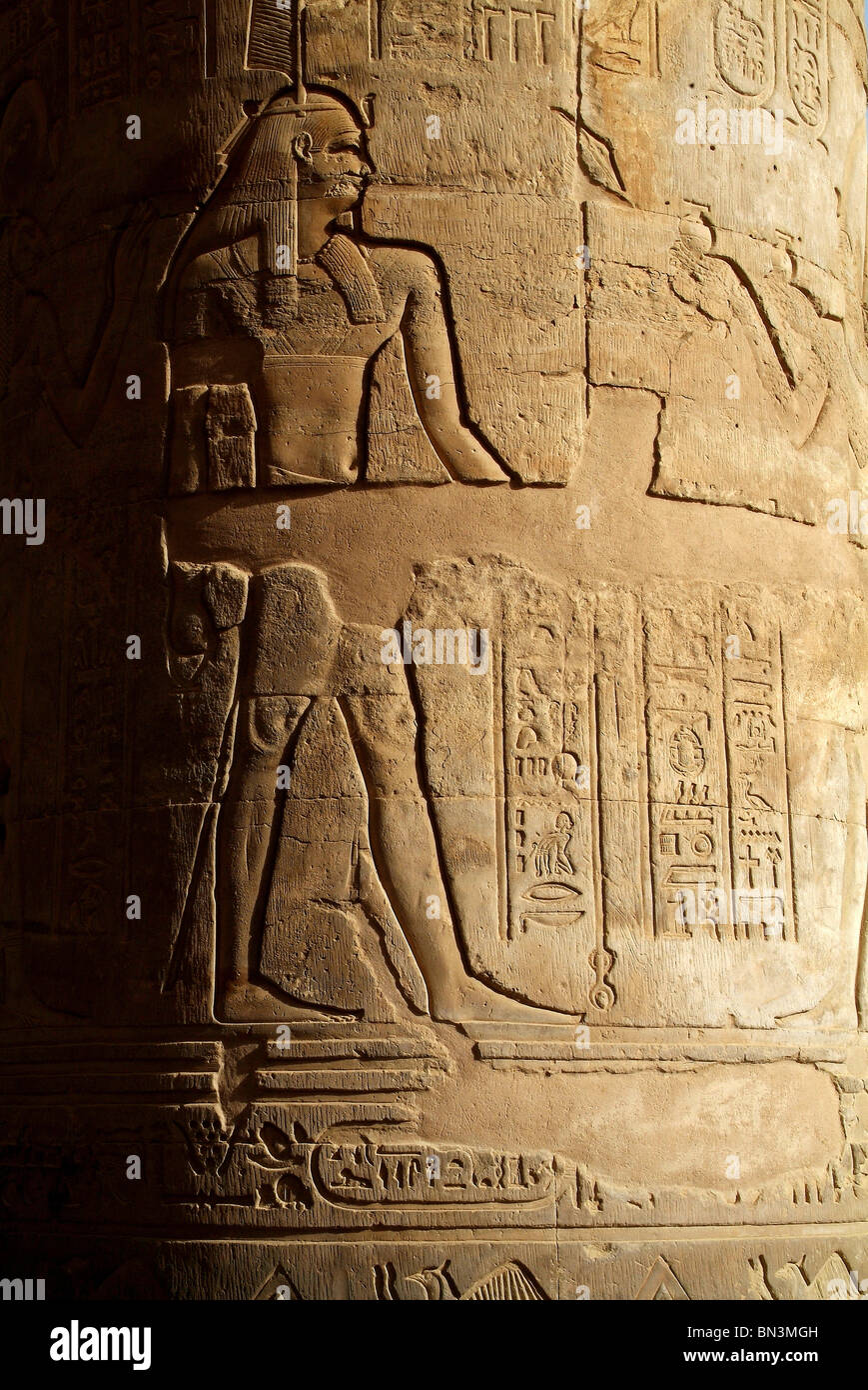 Rilievo su un pilastro, Kom Ombo tempio, Egitto, dettaglio Foto Stock