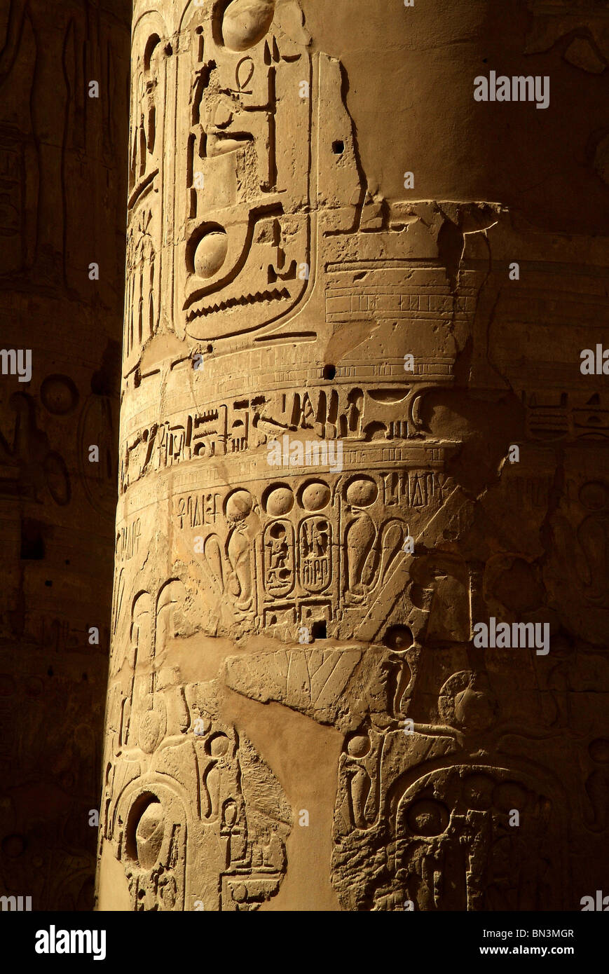 Rilievo su un pilastro, Amon-Ra, Tempio di Karnak, Egitto, dettaglio Foto Stock