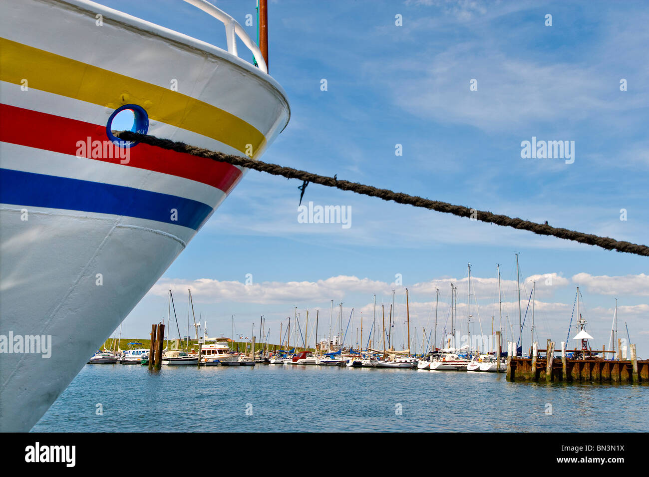 Prua di una nave nel porto di Wyk, Foehr, Nord Isole Frisone, Germania Foto Stock