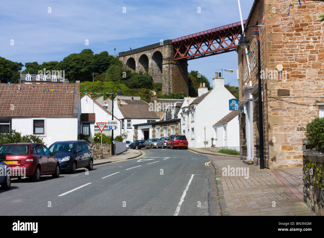 North Queensferry in Fife accanto a Firth of Forth dove la famosa strada e ponti ferroviari croce da Edimburgo. Foto Stock