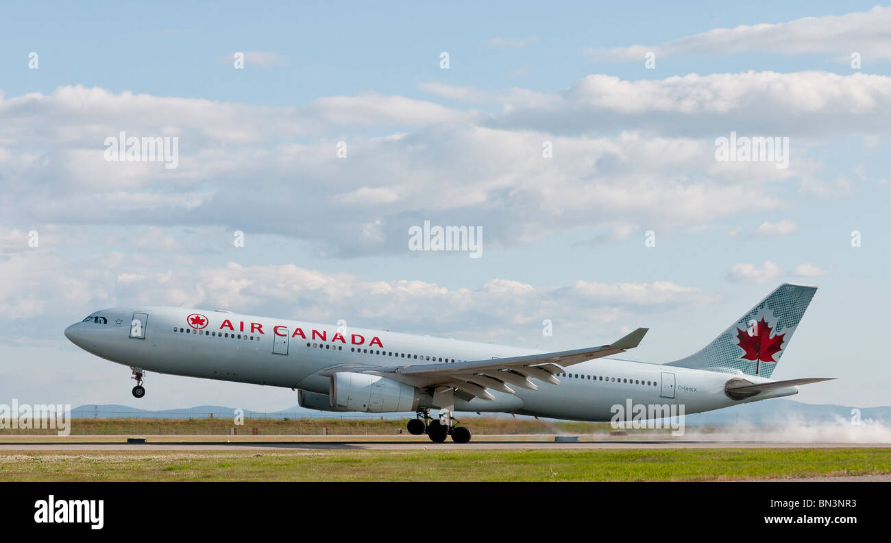 Un Air Canada Airbus A330-300 atterraggio all'Aeroporto Internazionale di Vancouver (YVR). Foto Stock