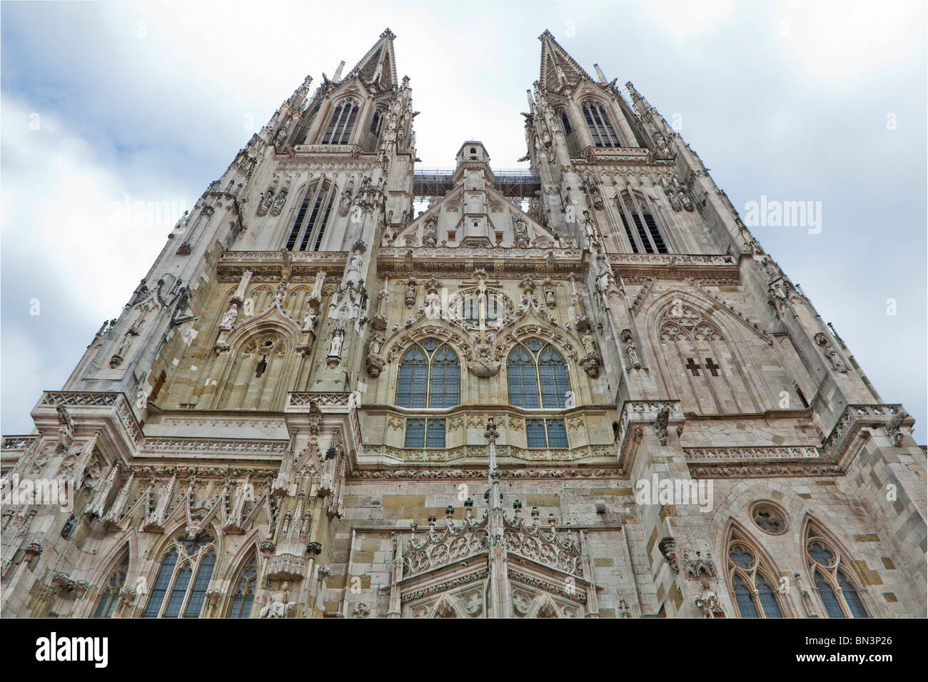 Basilica di San Pietro, cattedrale di Regensburg, in Germania, il worm-eye Foto Stock