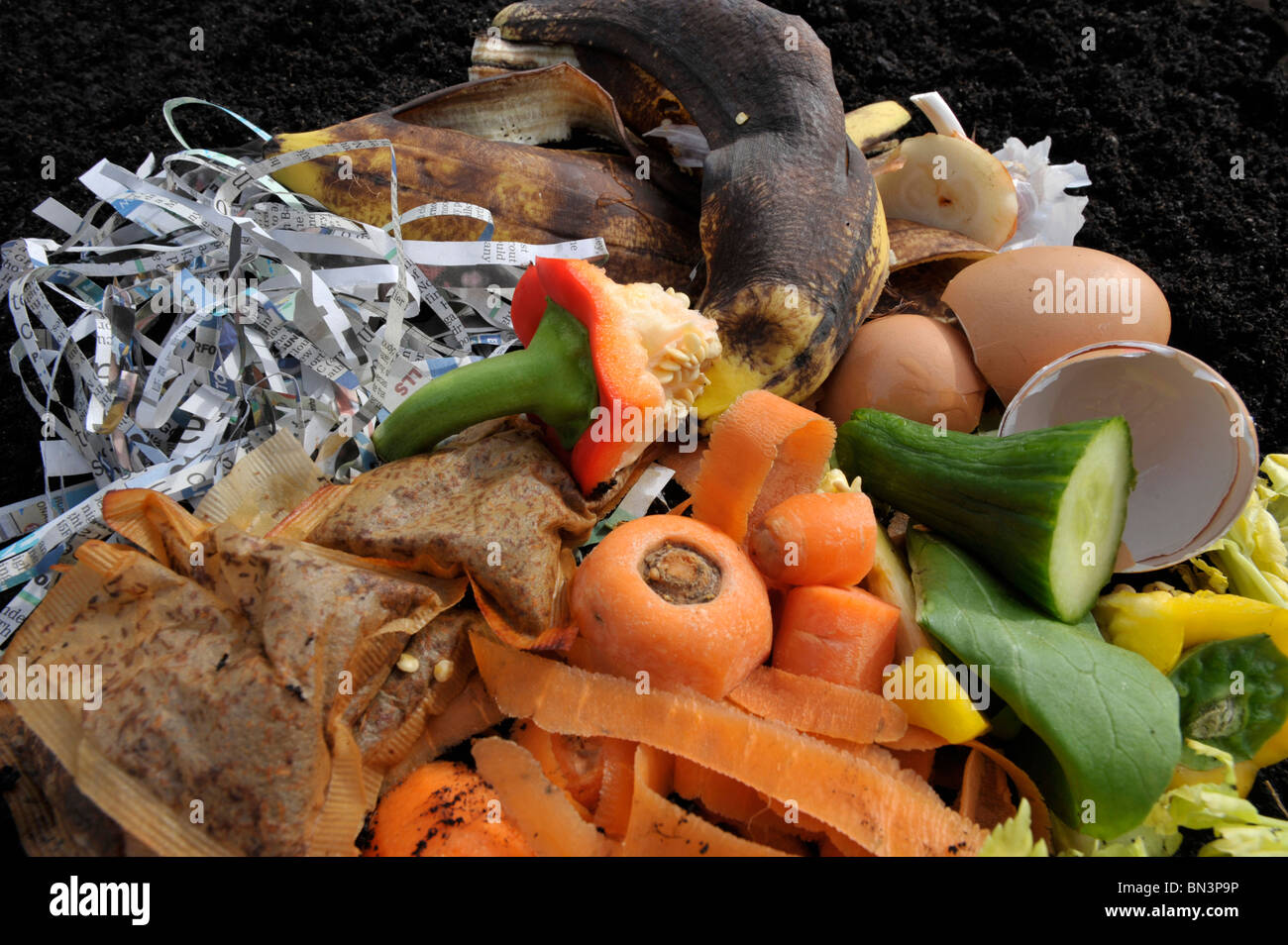 I materiali di rifiuto organici su un giardino compostaggio. Foto Stock