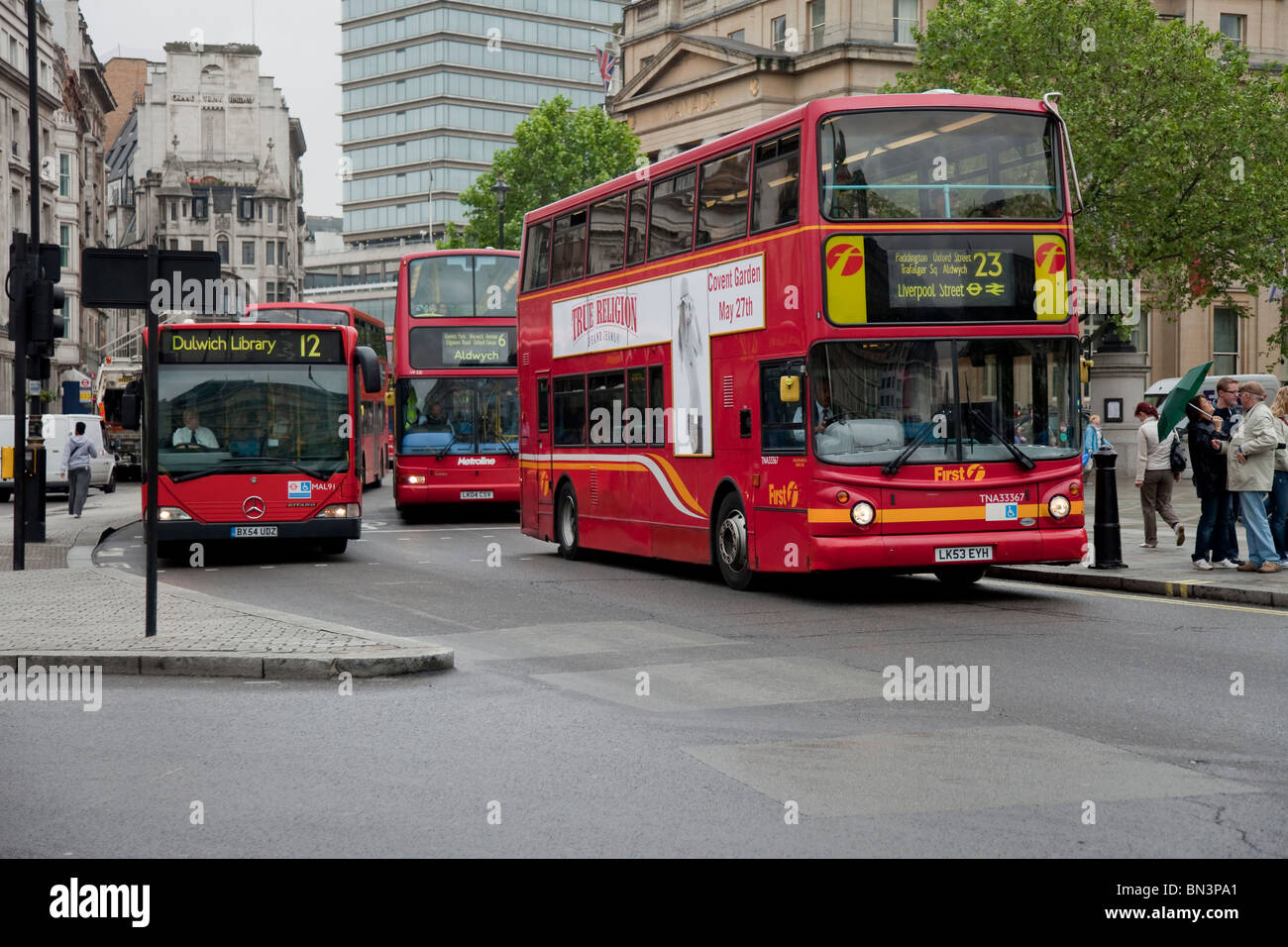 Scena di strada nel centro di Londra con diversi red doubledecker bus, Londra Foto Stock