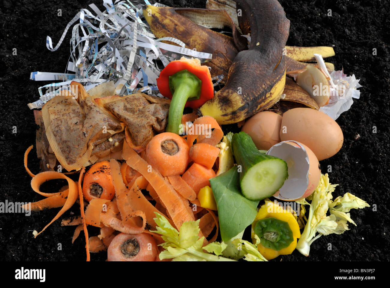 I materiali di rifiuto organici su un giardino compostaggio. Foto Stock