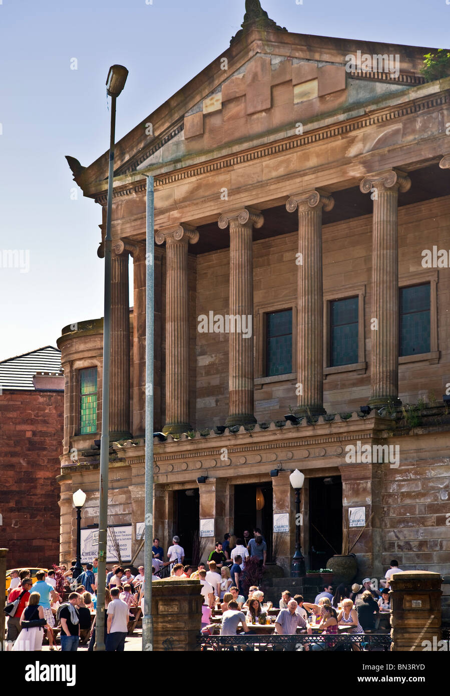 La Chiesa sulla collina, un bar e un ristorante, un ex chiesa costruita in uno stile Greco in di Glasgow Southside Foto Stock