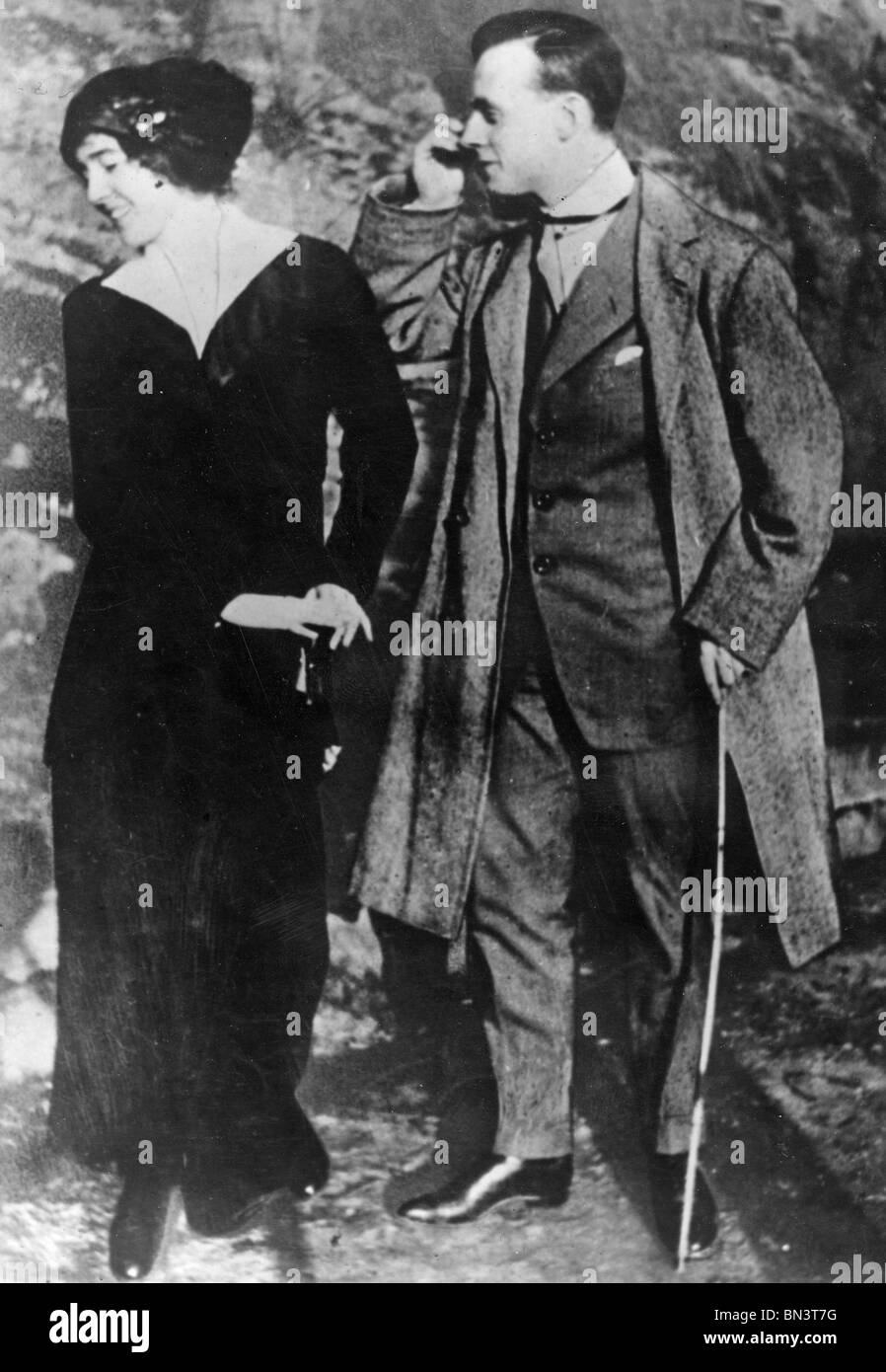 JOACHIM von Ribbentrop (nazista in seguito Ministro degli Esteri) di età compresa tra i 21 godendo di spettacoli teatrali amatoriali a Ottawa nel 1914 Foto Stock