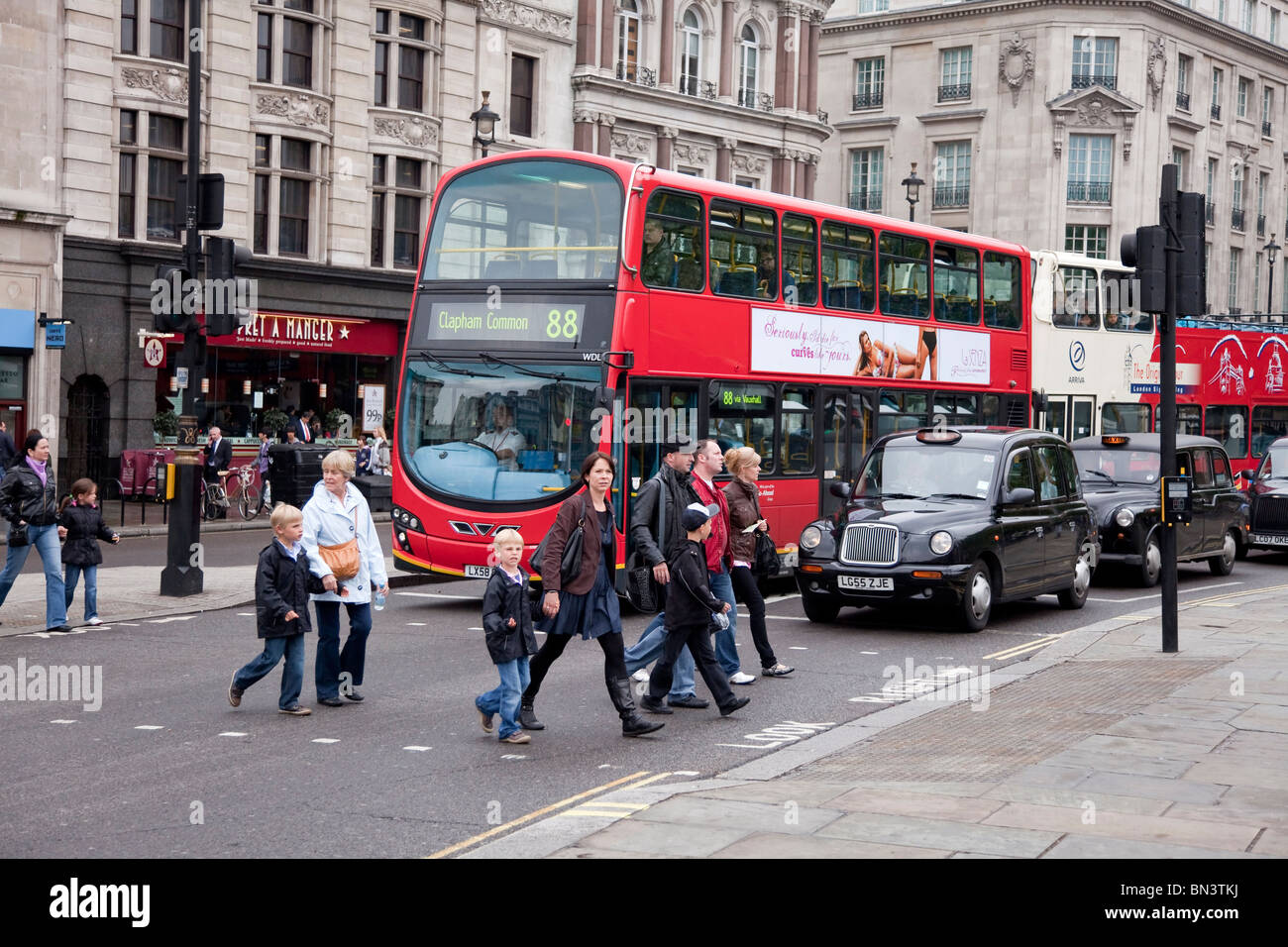 Scena di strada nel centro di Londra con il nero con taxi e rosso doubledecker bus, Londra Foto Stock