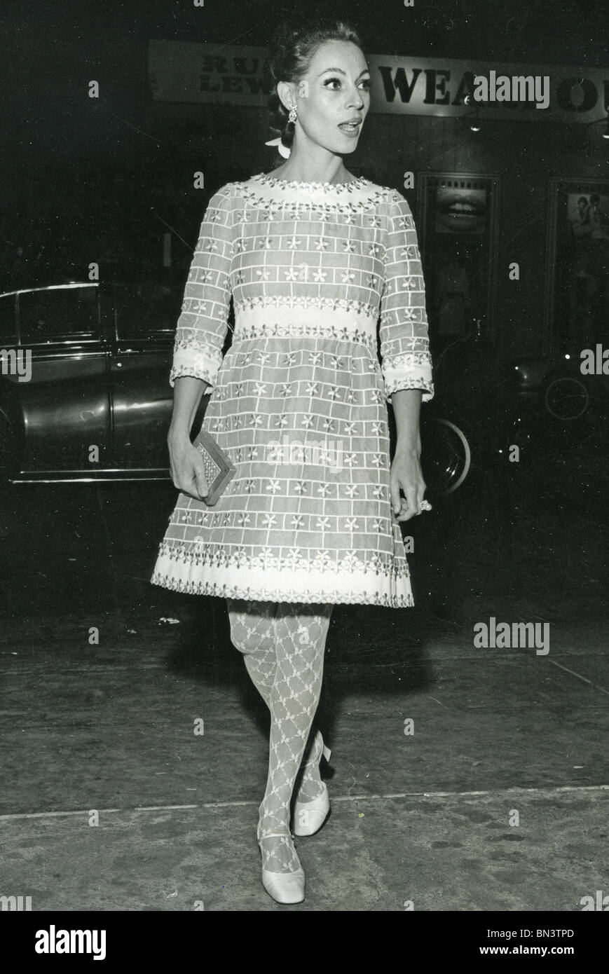 VERONIQUE PASSANI - moglie di attore Gregory Peck - che indossa un abito Courreges circa 1965 Foto Stock