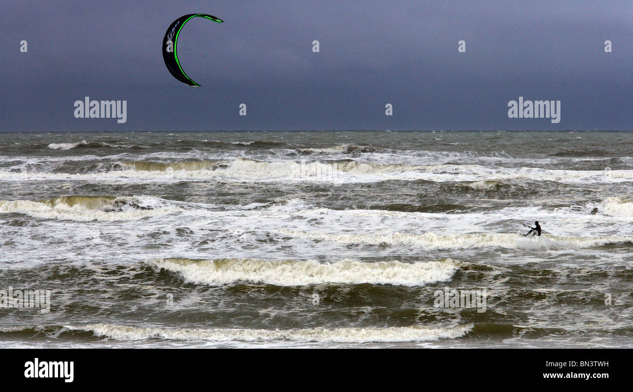 Silhouette di persona il kitesurfing in mare Foto Stock