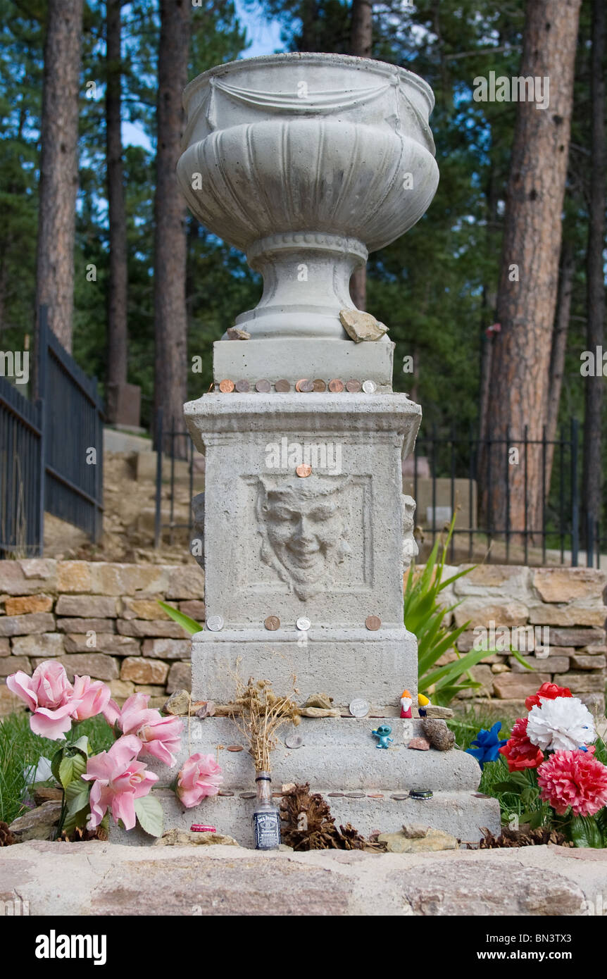 Tomba di Calamity Jane al Deadwood Cemetery, South Dakota, in onore della leggendaria donna di frontiera con un monumento storico e iconico. Foto Stock