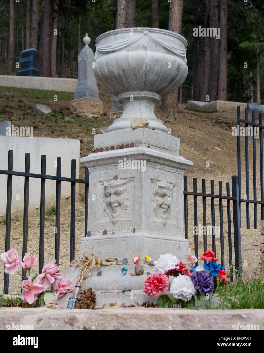 Tomba di Calamity Jane al Deadwood Cemetery, South Dakota, in onore della leggendaria donna di frontiera con un monumento storico e iconico. Foto Stock
