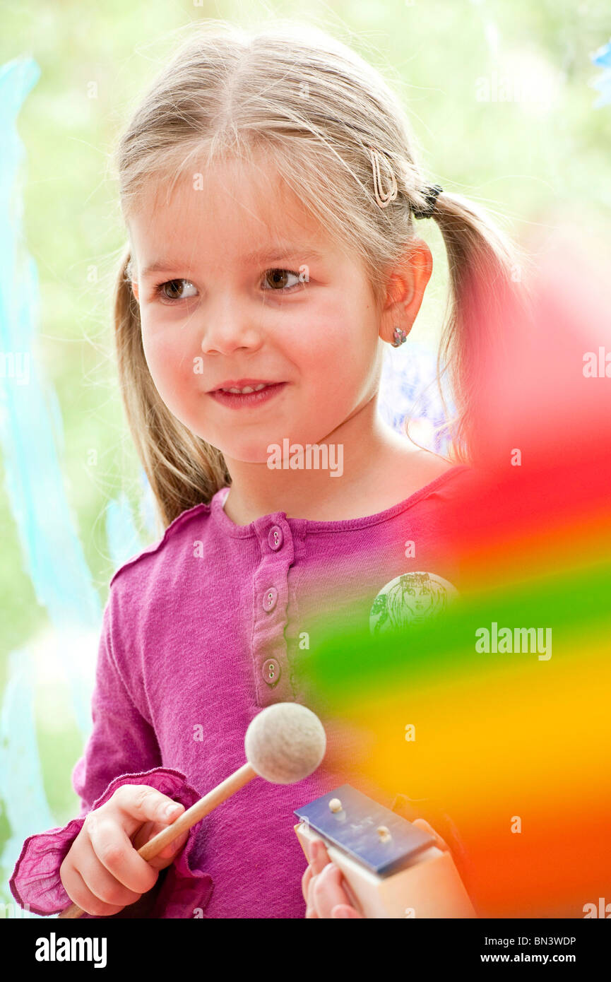 Ragazza giovane fare musica, basso angolo di visione Foto Stock