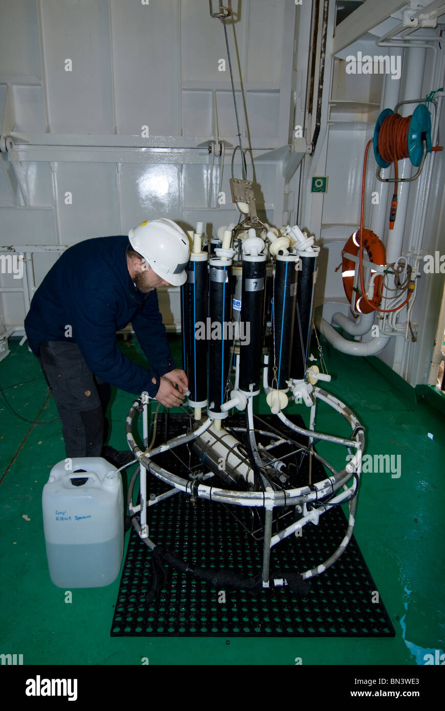 Scienziato prendendo campioni di acqua prelevati dal Sud dell'Oceano Atlantico, Isola Bouvet Foto Stock