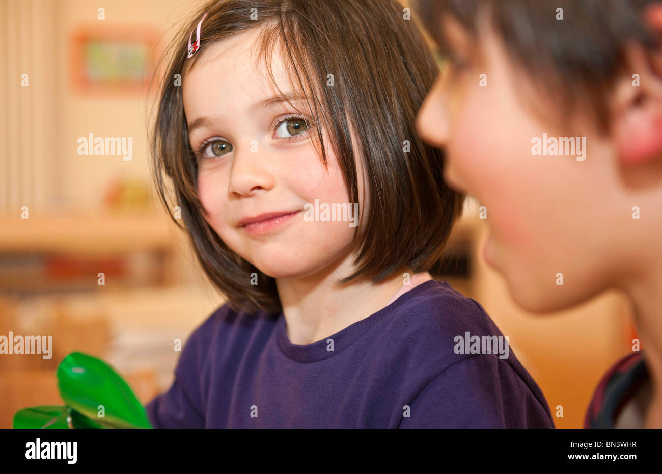 Bambina e ragazzo in una scuola materna Foto Stock