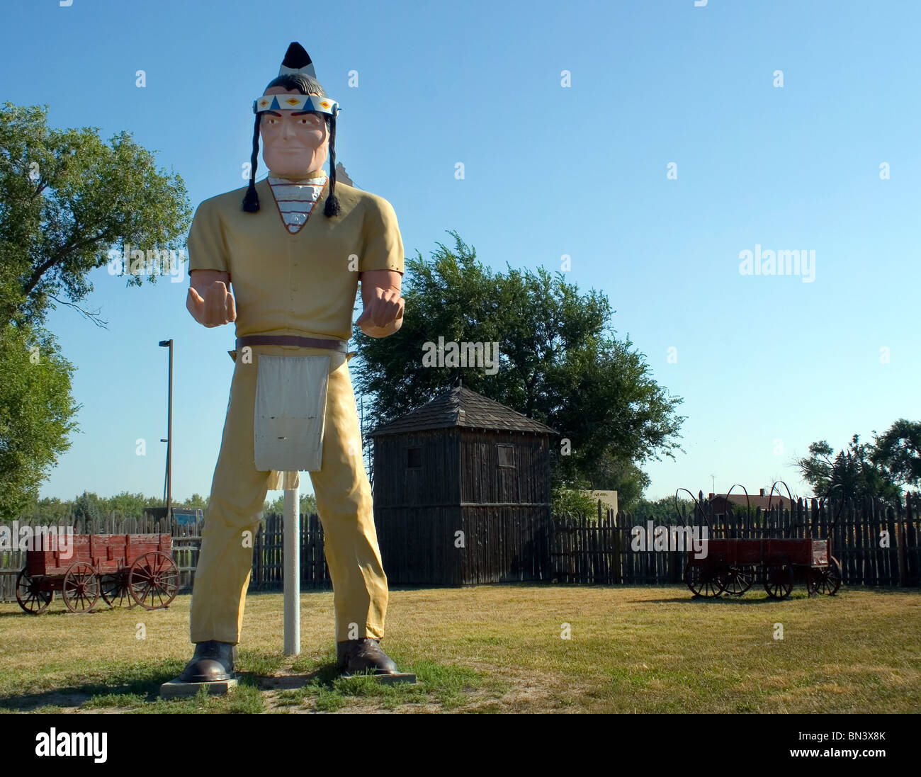 La statua dei nativi americani di Mumpler Man si trova fuori dal Fort Cody Trading Post a North Platte, Nebraska, un classico punto di riferimento dell'americana a lato della strada. Foto Stock