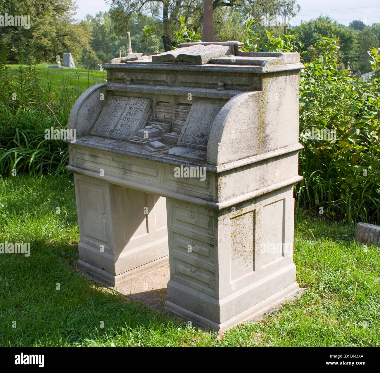 Lapide a forma di scrivania in una città del Nebraska, cimitero del Nebraska, un omaggio unico e storico che unisce artigianato e memoria. Foto Stock