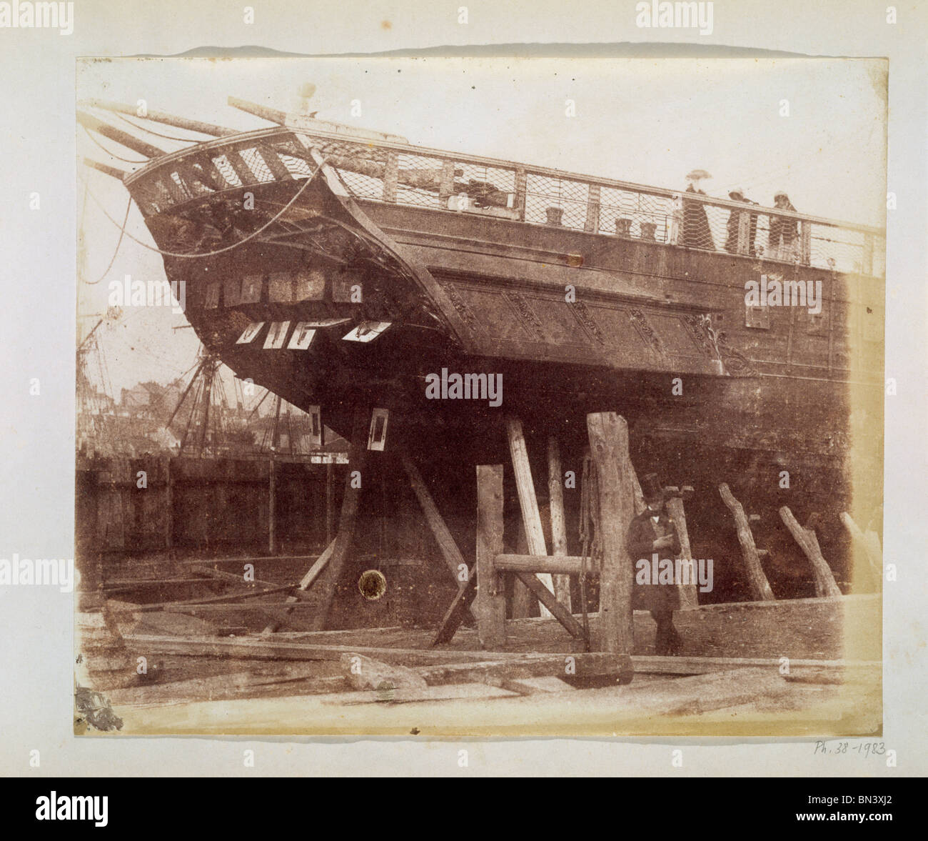 Nave in bacino di carenaggio, photo Calvert Jones. Inghilterra, secolo XIX Foto Stock