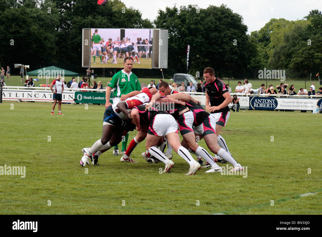 Un pacchetto di mischia di moduli in un rugby a sette il gioco, Richmond Rugby Club, Surrey, Regno Unito. Giugno 2010 (alcune sfocature) Foto Stock
