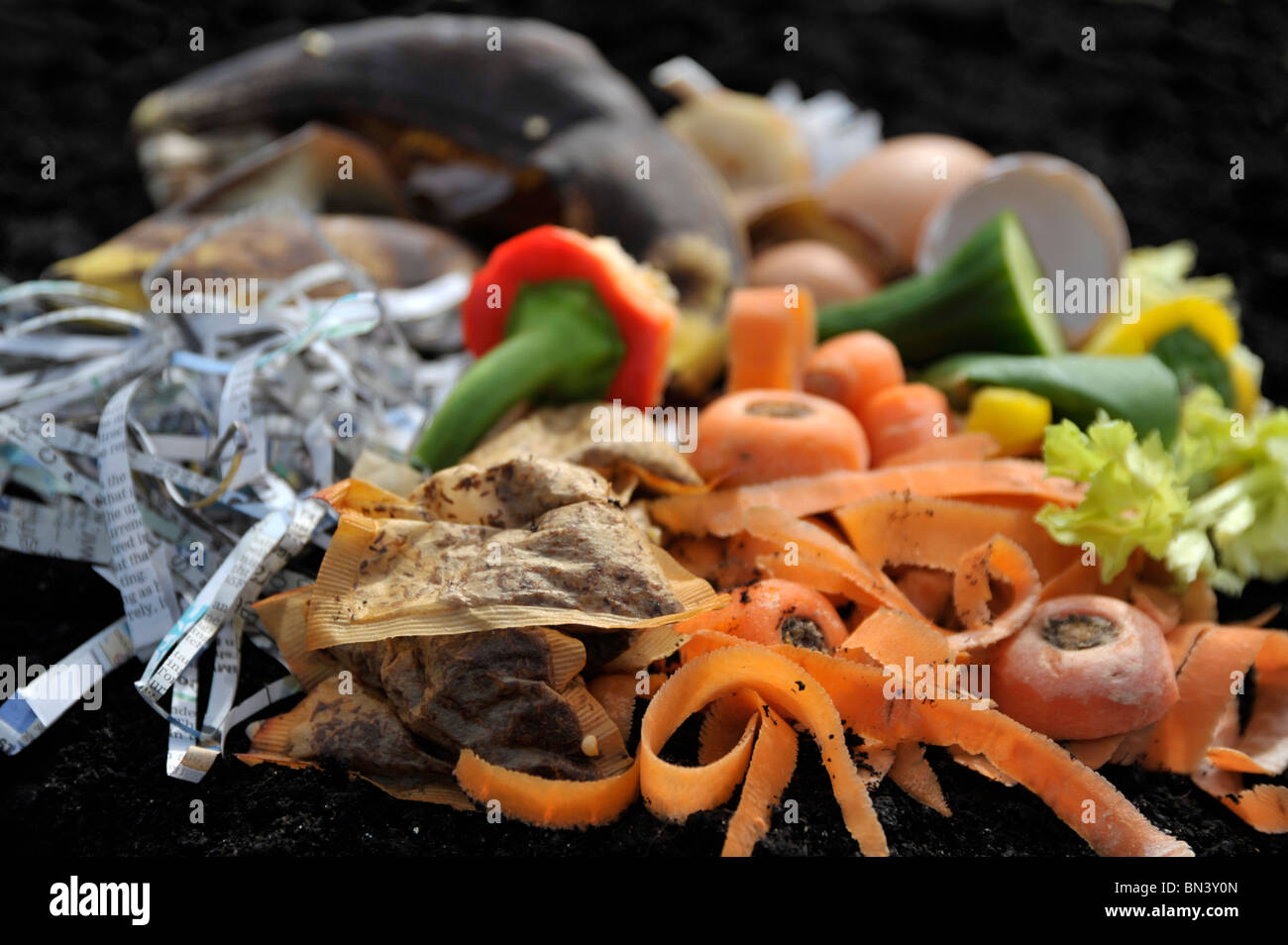 I materiali di rifiuto organici su un giardino compostaggio. Foto Stock