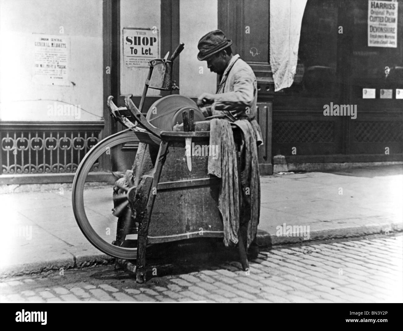 Un uomo le aziende nella città, foto Paul Martin. Inghilterra, fine del XIX secolo Foto Stock
