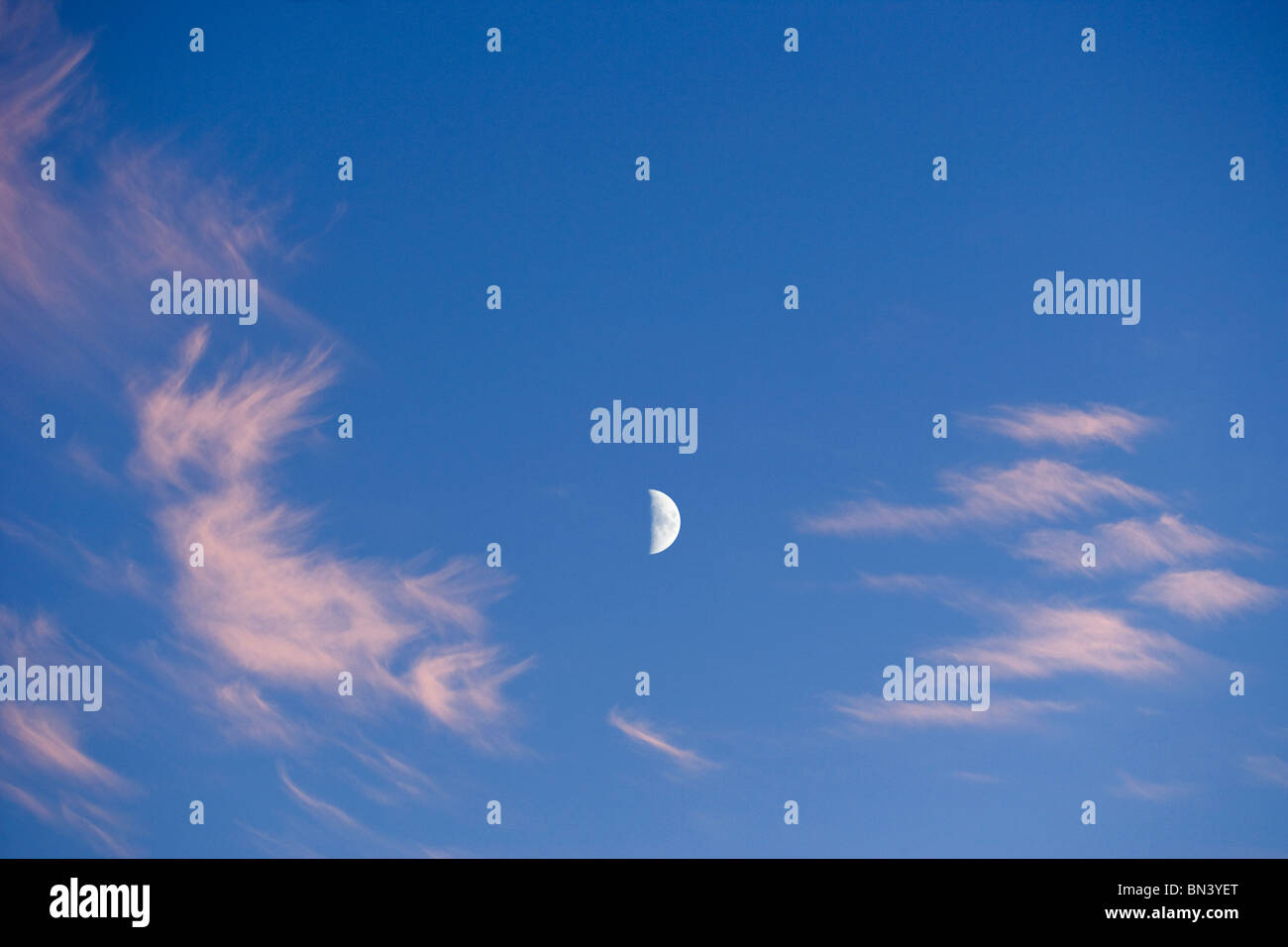 Serata estiva sky con mezza luna su Dublino,l'Irlanda Foto Stock