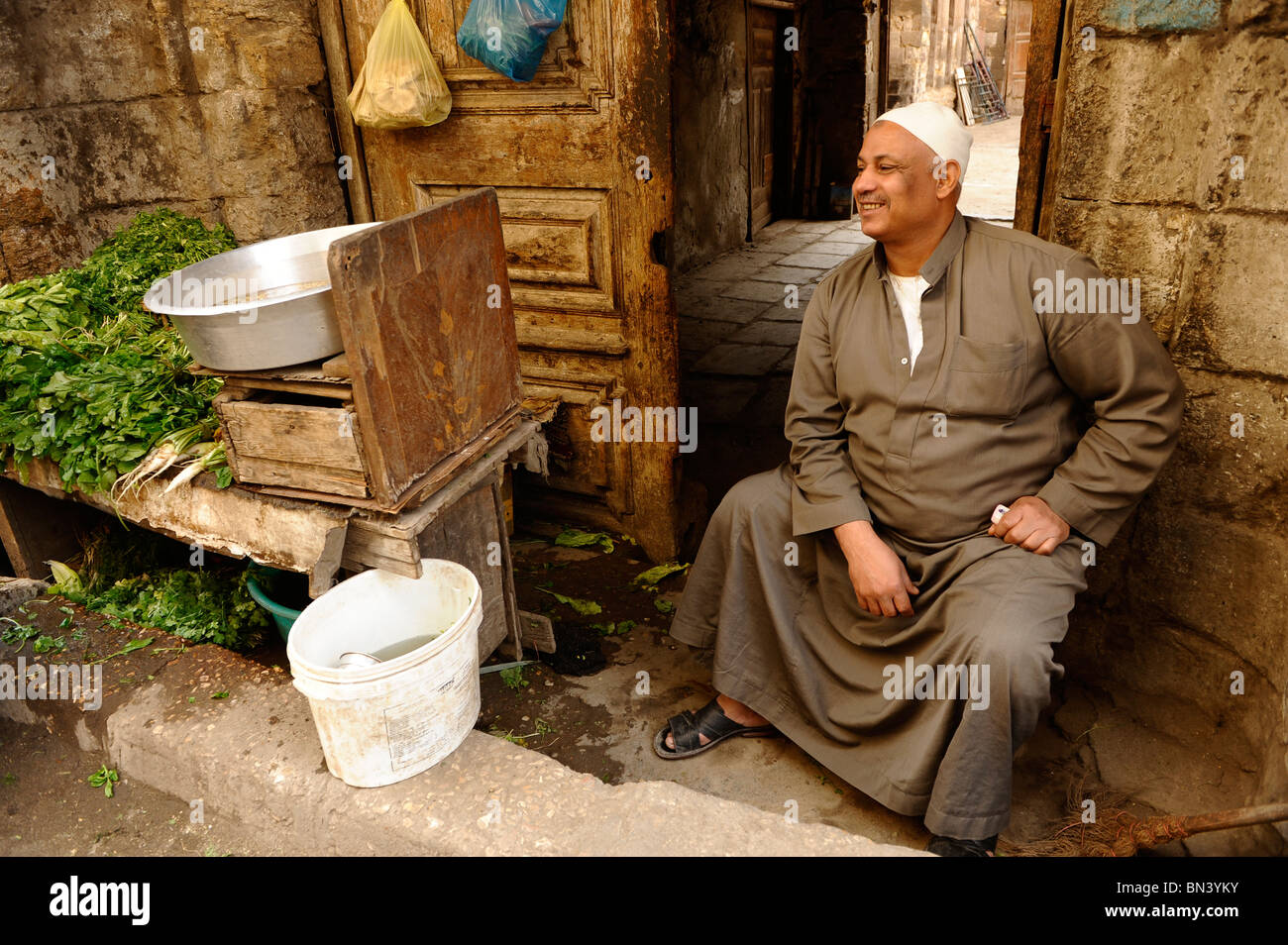 Uomo egiziano al di fuori della sua casa , il Cairo islamica , cairo , Egitto Foto Stock