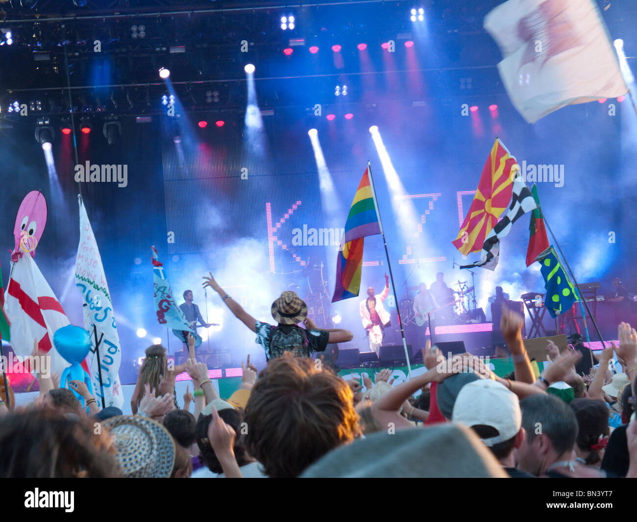 Una folla di gente alla fase della piramide al Glastonbury festival di musica in Gran Bretagna Foto Stock