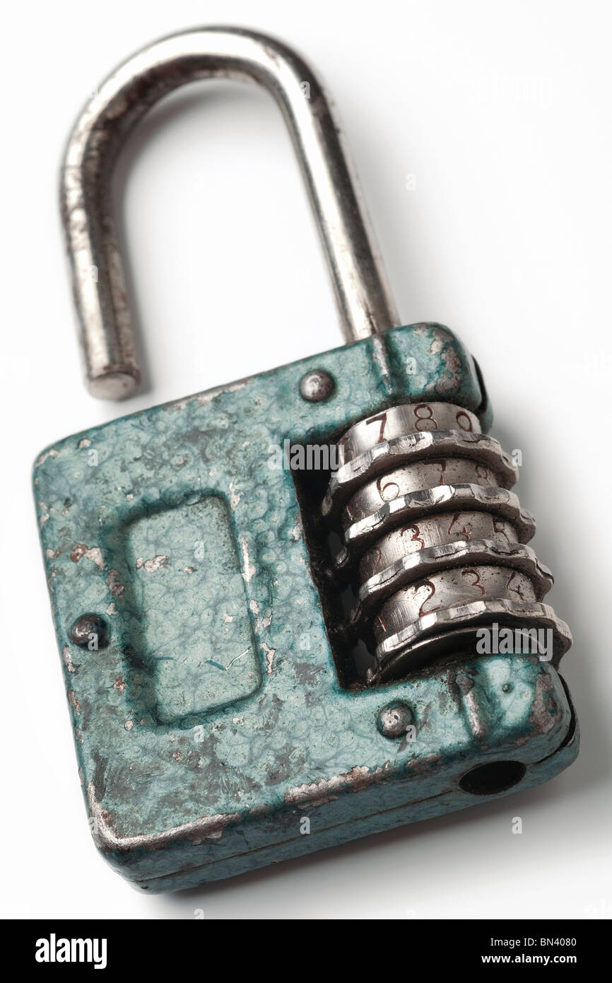 Una serratura a combinazione su bianco Foto Stock