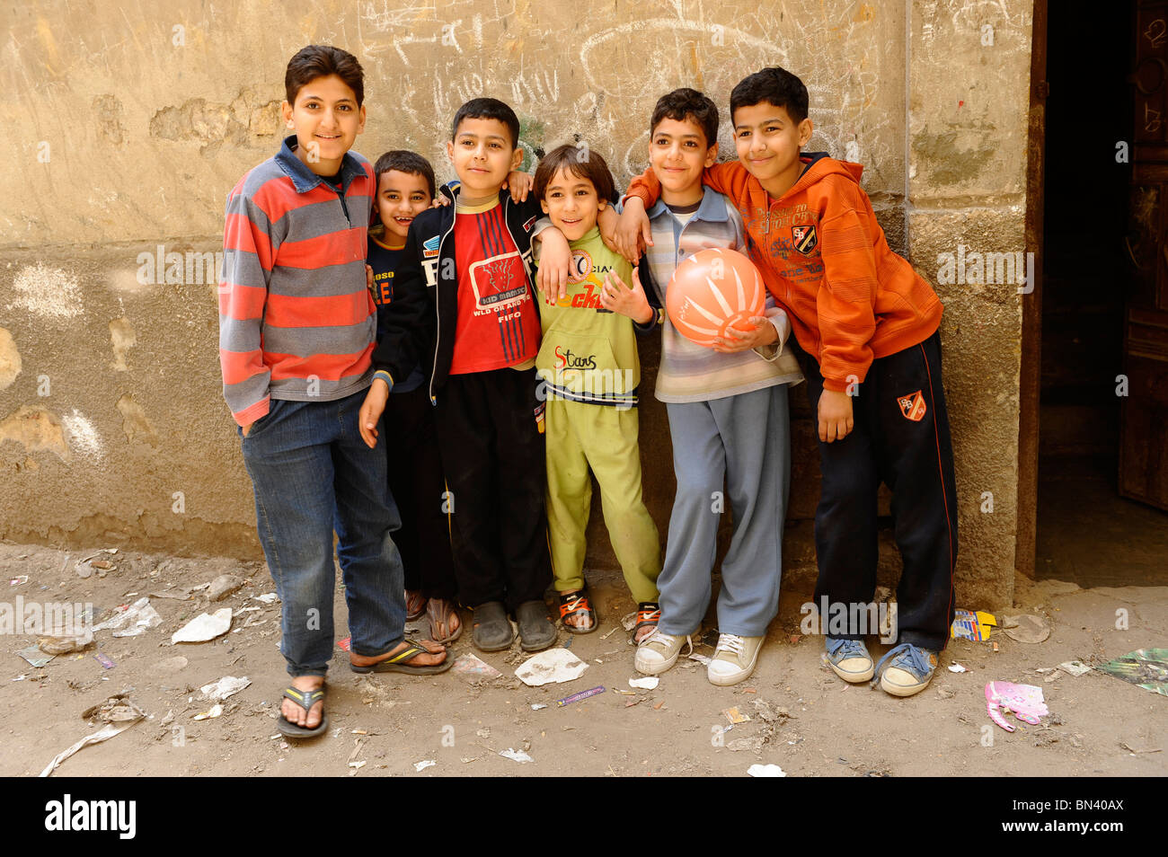 I bambini di essere felice e di posa , al di fuori della moschea di Al , Ghuriyya(al ghariya), Cairo islamico, il Cairo, Egitto Foto Stock