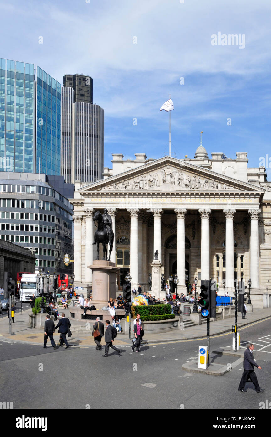 Il Duca di Wellington statua equestre di fronte allo storico Royal Exchange edificio colonnato bank road junction City di Londra Inghilterra REGNO UNITO Foto Stock