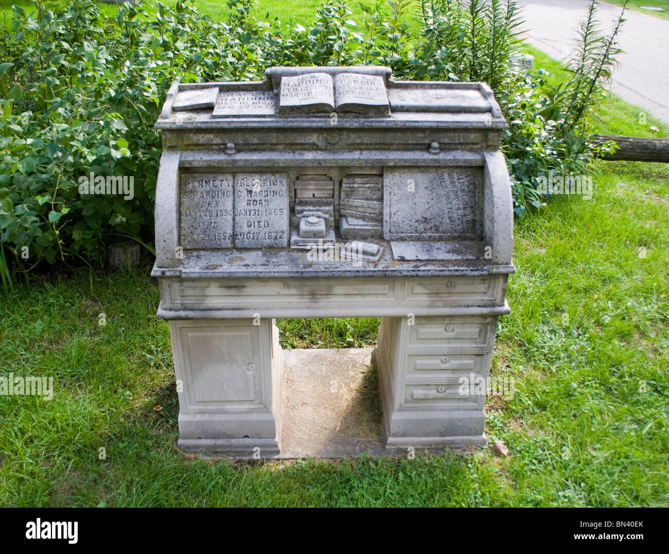 Lapide a forma di scrivania in una città del Nebraska, cimitero del Nebraska, un omaggio unico e storico che unisce artigianato e memoria. Foto Stock