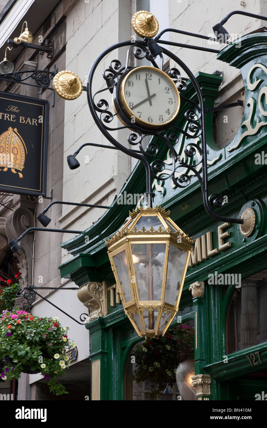 Sopra di clock di ingresso al Royal Mile pub. Foto Stock