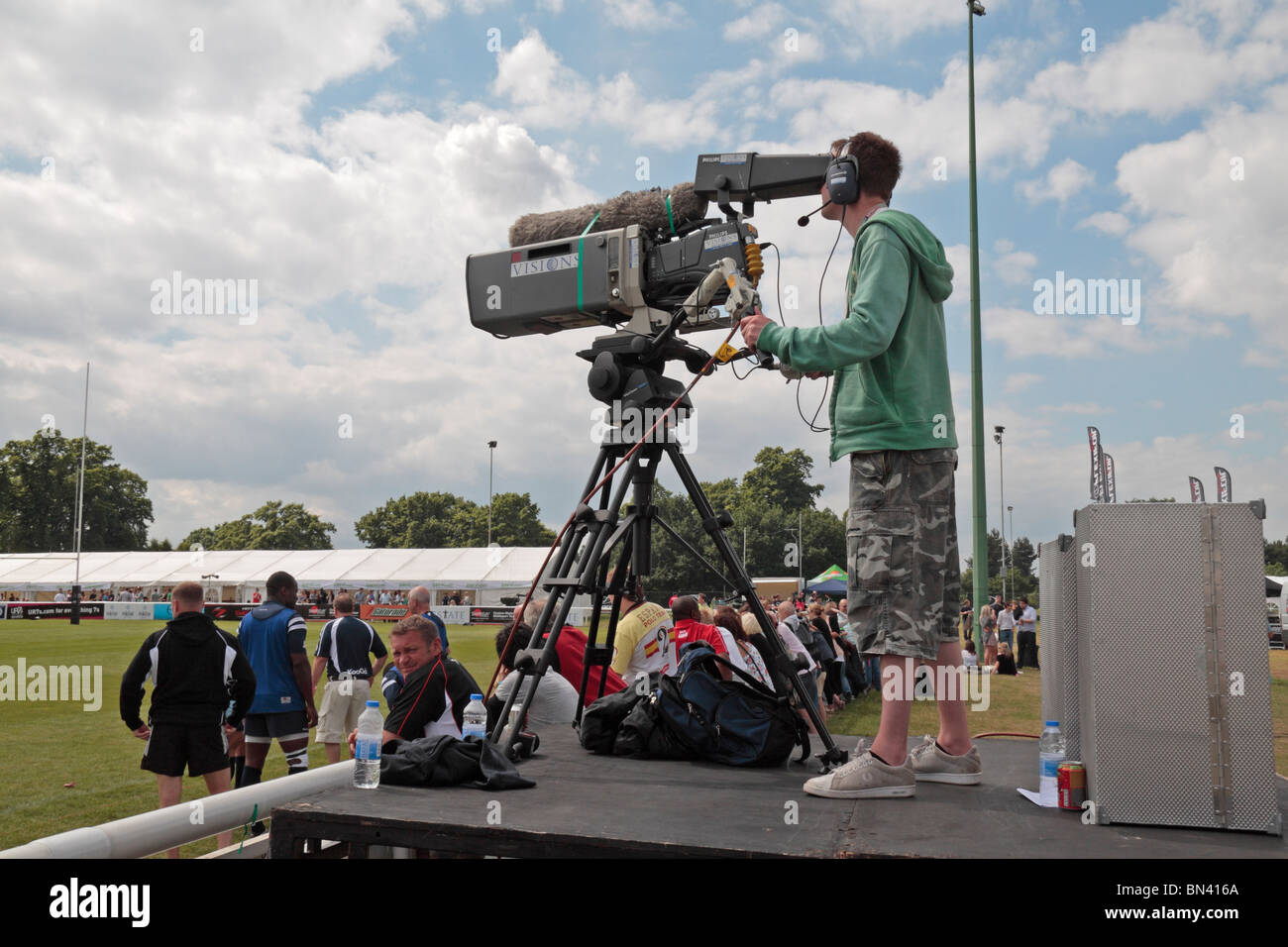 Un Sky tv cameraman (effettivamente visioni) a sette torneo a Richmond Rugby Club, Surrey, Regno Unito. Giugno 2010 (alcune sfocature) Foto Stock