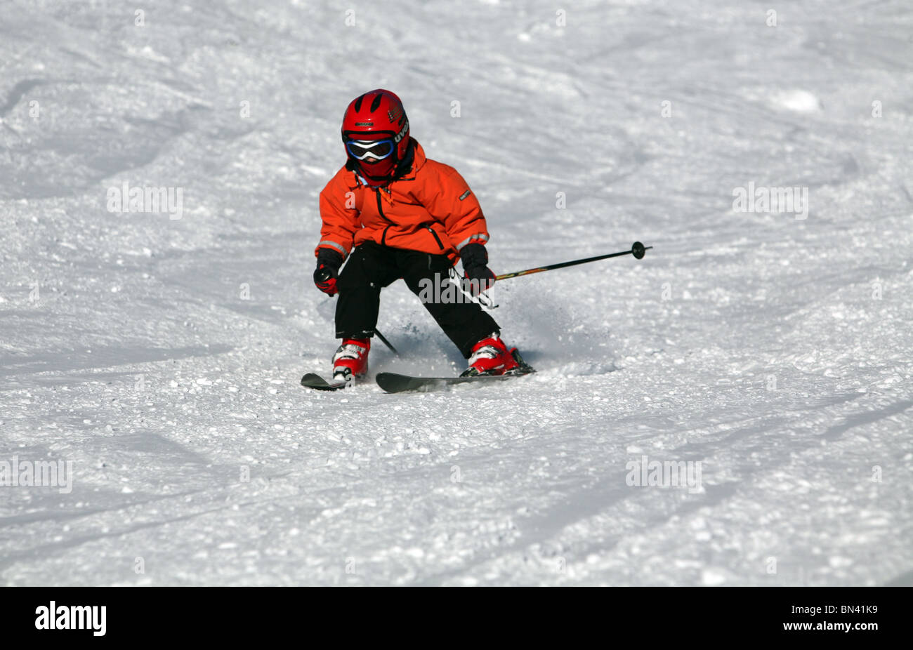 Kid sciare giù da un pendio, Krippenbrunn, Austria Foto Stock