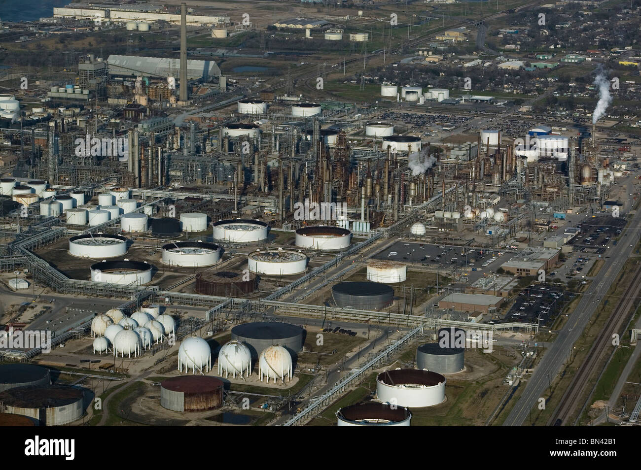 Vista aerea della raffineria di cui sopra lungo la nave di Houston Texas di canale Foto Stock