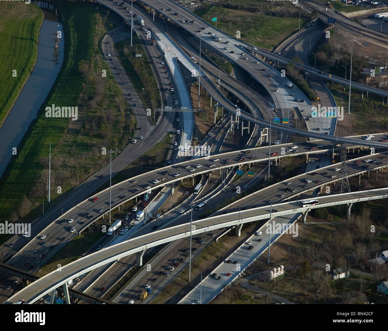 Vista aerea di cui sopra di " commuters " pesante automobile trafffic freeway Houston Texas Foto Stock