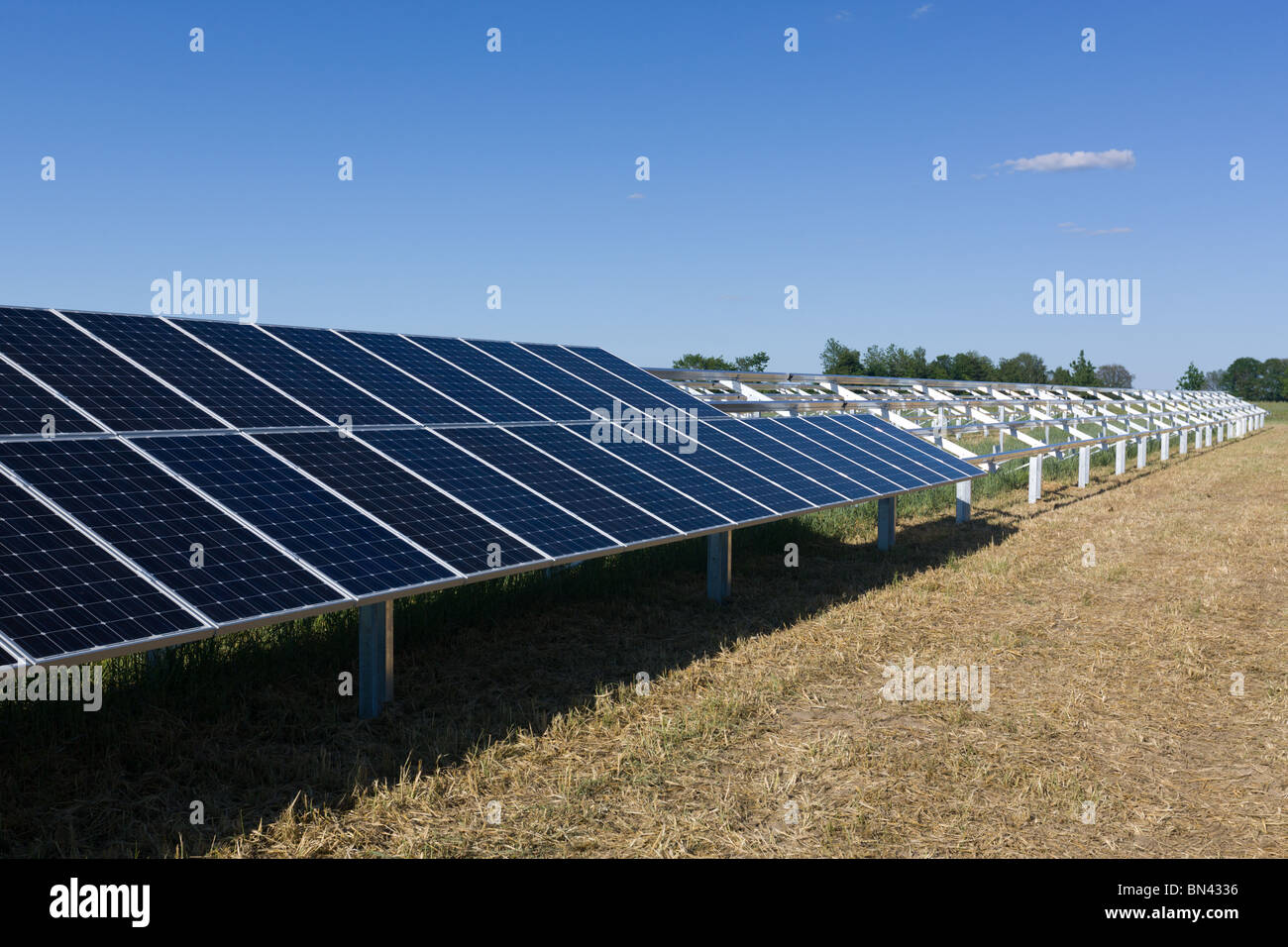 La costruzione di una foto voltaico farm in Bassa Sassonia, Germania - incompiuta fila di moduli Foto Stock