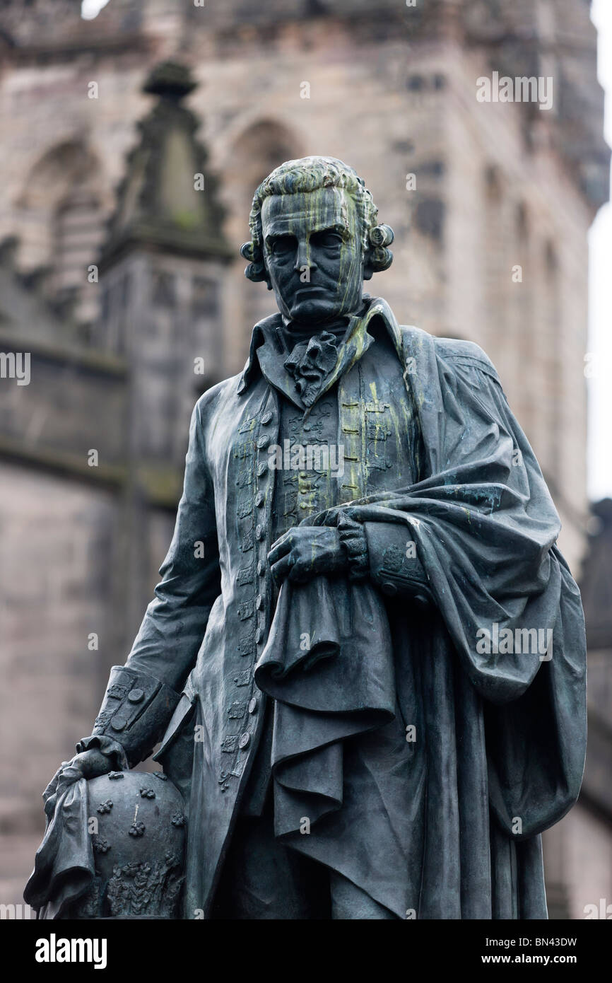 Statua di Adam Smith, Royal Mile di Edimburgo Foto Stock