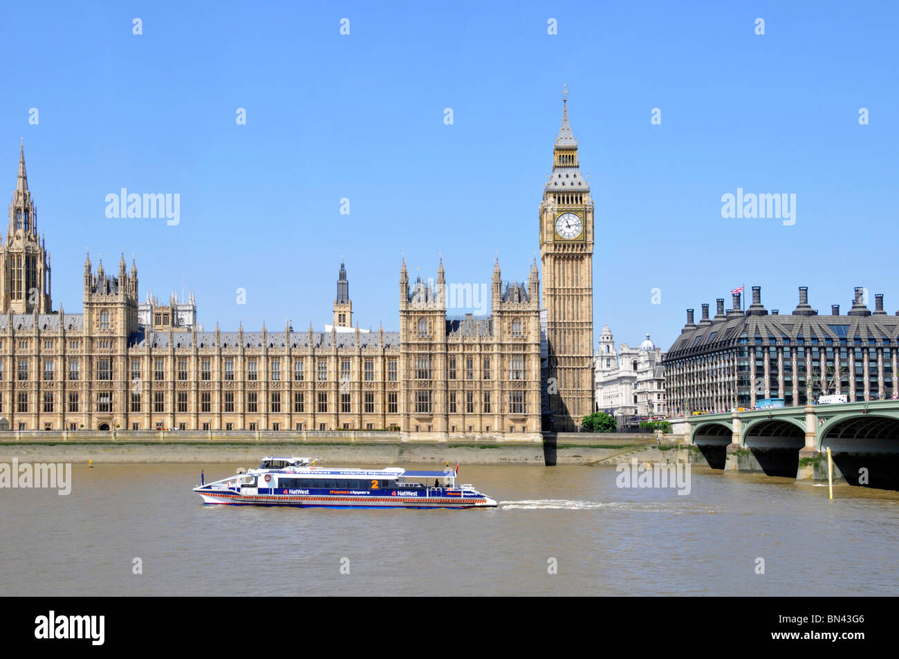 Torre dell'orologio Big Ben Elizabeth & Houses of Parliament, moderna Portcullis House, catamarano con clipper sul Tamigi e Westminster Bridge Londra, Inghilterra, Regno Unito Foto Stock