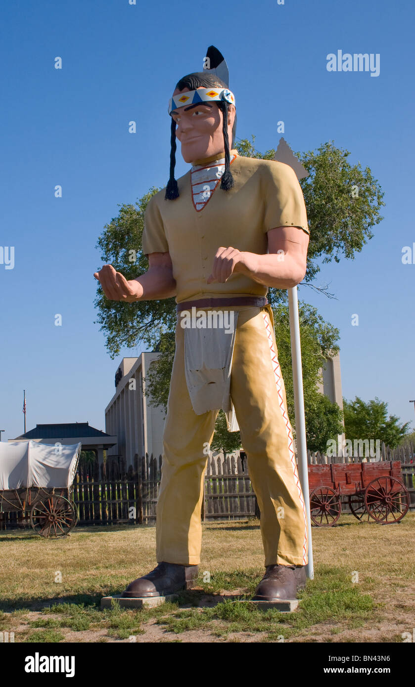 La statua dei nativi americani di Mumpler Man si trova fuori dal Fort Cody Trading Post a North Platte, Nebraska, un classico punto di riferimento dell'americana a lato della strada. Foto Stock