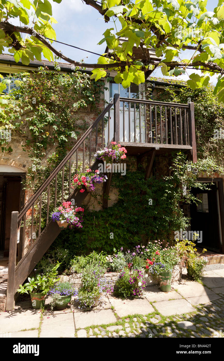 Pittoresco cortile case in Selborne esterna con scala in legno Foto Stock